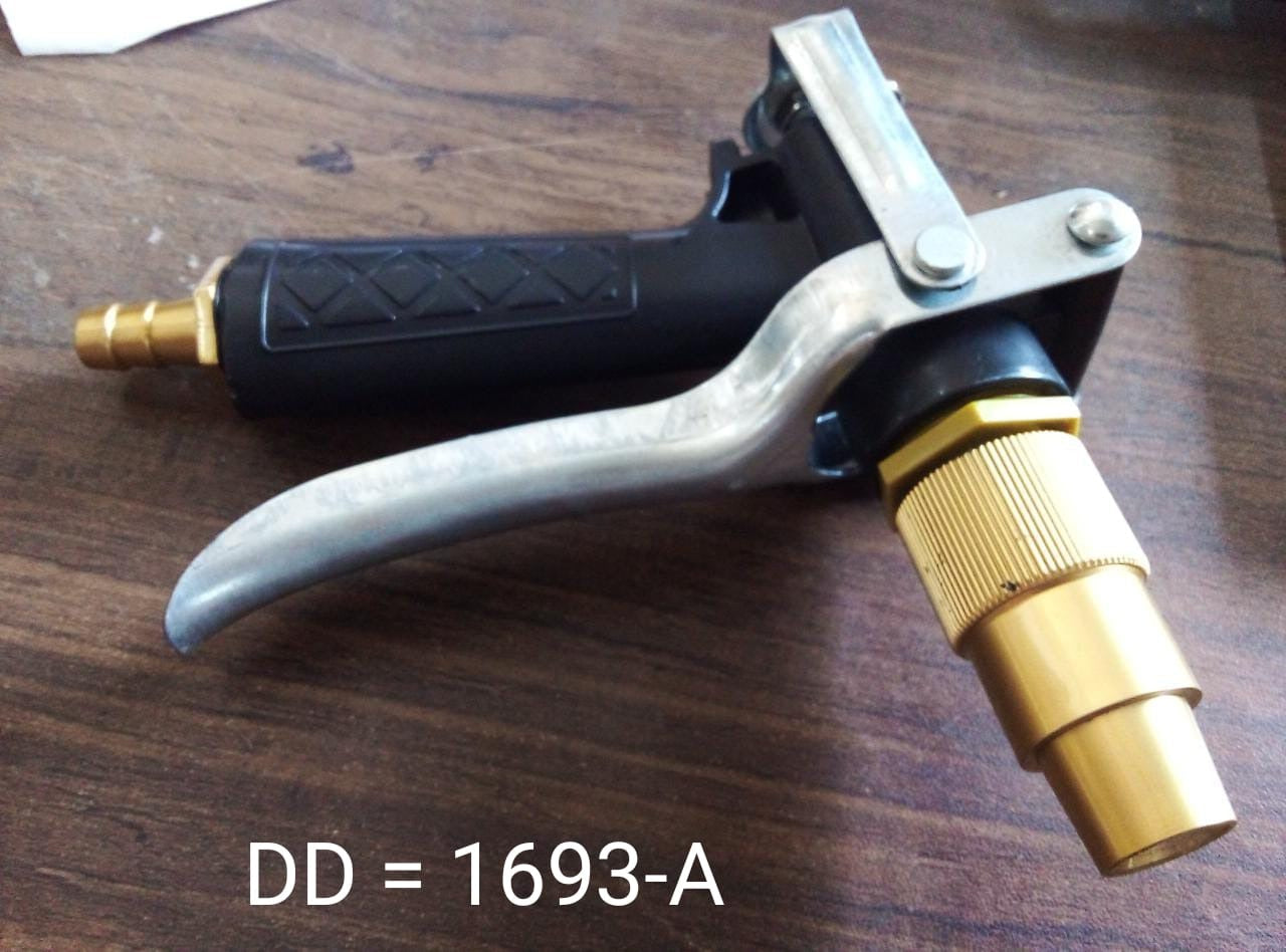 Gold trigger water nozzle for hoses, lever design, durable for long-lasting use. Gold trigger water nozzle for hoses, lever design, durable for long-lasting use.